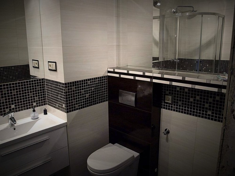Wykończona łazienka obłożona płytkami ceramicznymi 60x30 i mozaiką